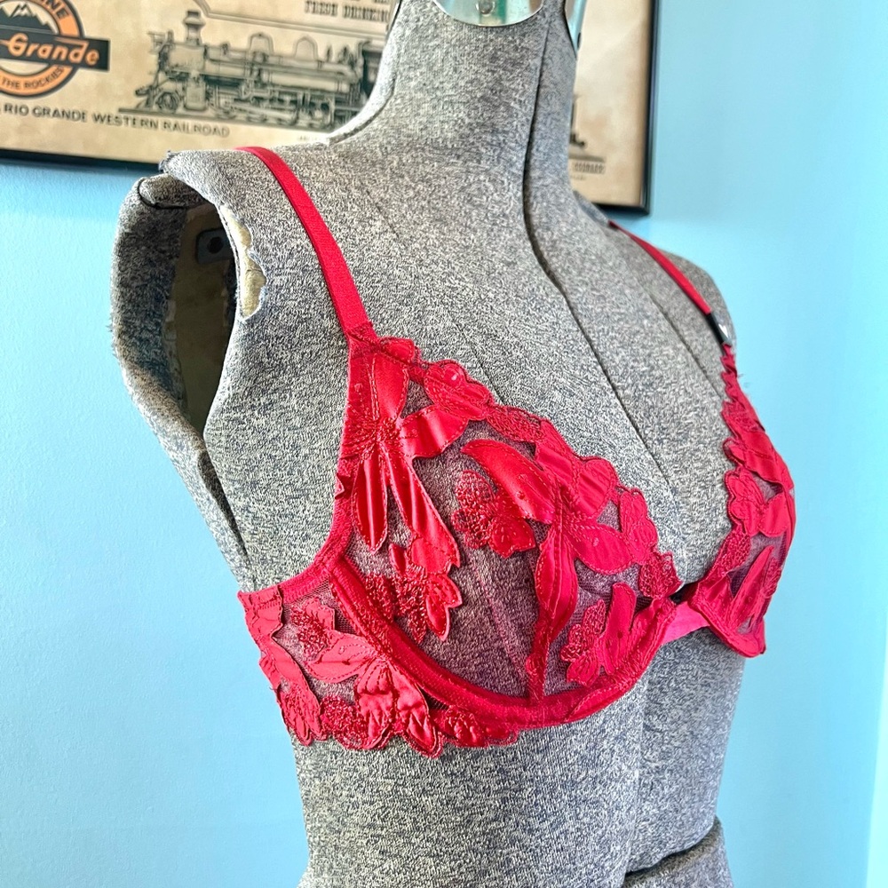 Victoria's Secret Red Floral Lace Underwire Bra